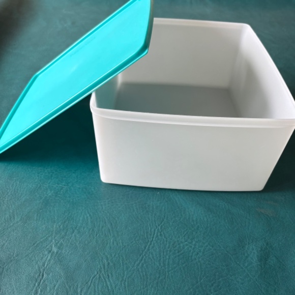 Tupperware 6284 Freeze it storage container with snowflake pattern. - Picture 7 of 10